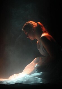 Театральные эксперименты с освещением: как свет меняет восприятие сцены